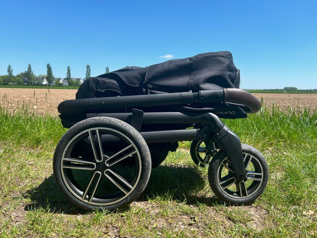 kinderwagen gefaltet kompakt hinterreifen
