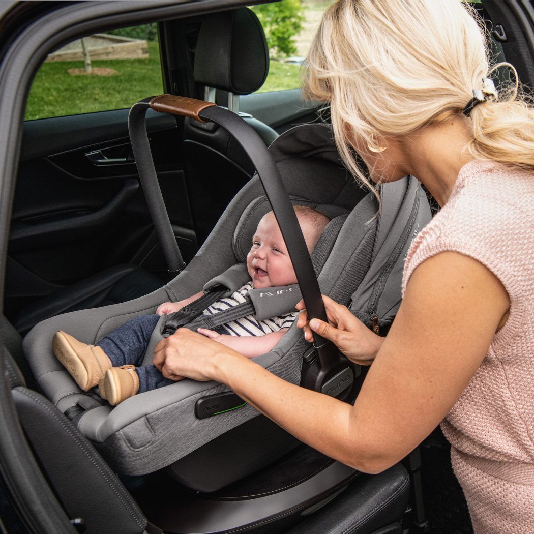 nuna pipa next mutter befestigt leichte babyschale mit baby im auto