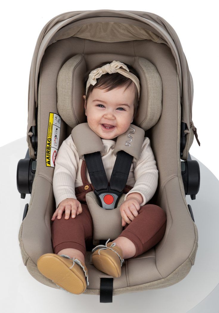 baby lacht sitzt in nuna pipa next i-size