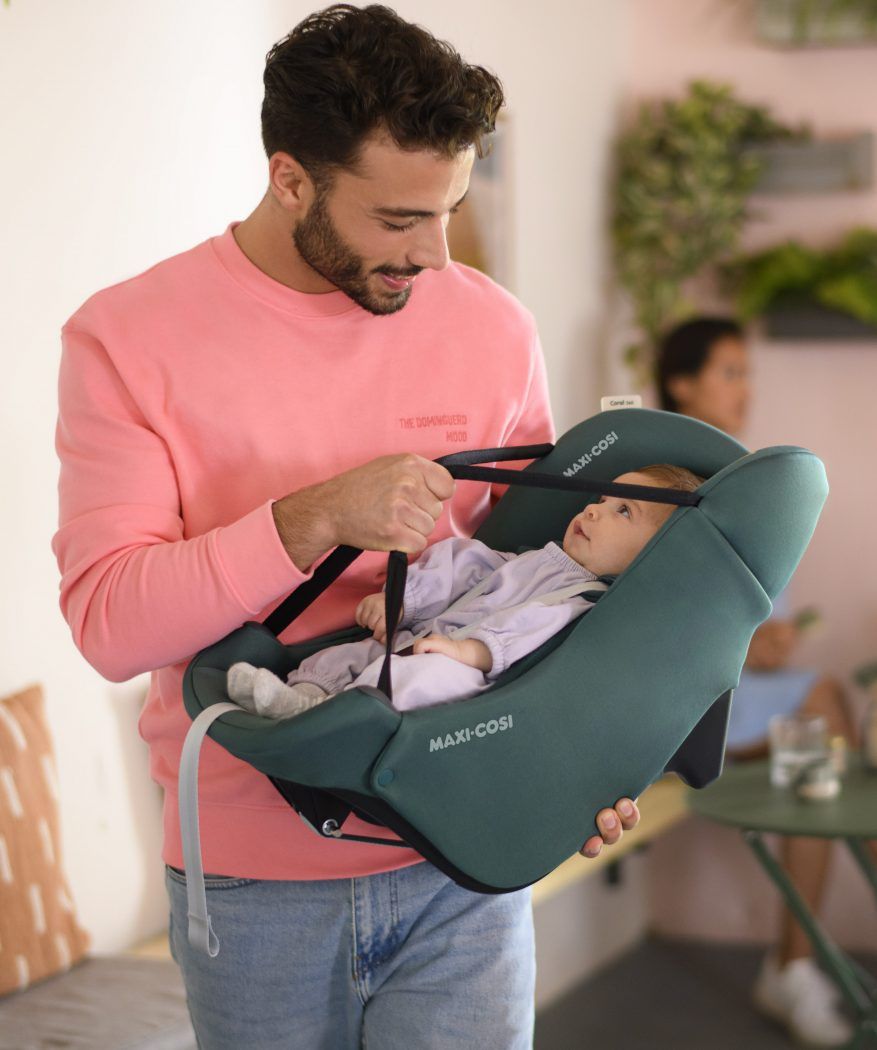 maxi cosi coral 360 vater traegt baby im leichten soft carrier