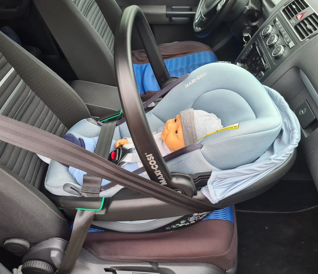 maxi cosi coral 360 test im auto befestigt mit fahrzeuggurt