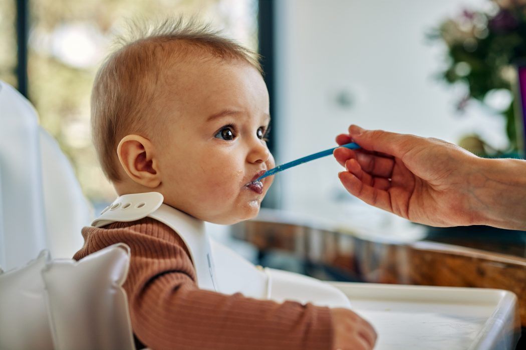 beikost ab wann, baby isst beikost vom löffel, baby füttern