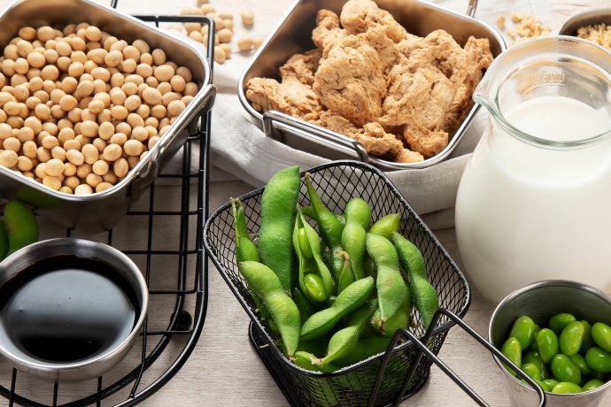 soja schwangerschaft, verschiedene sojaprodukte, edamame, sojabohnen, sojamilch, tofu, sojasauce, sojaschnetzel