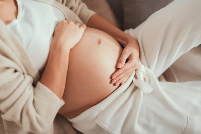 beckenendlage bauchform erkennen, schwangere frau tastet ihren bauch