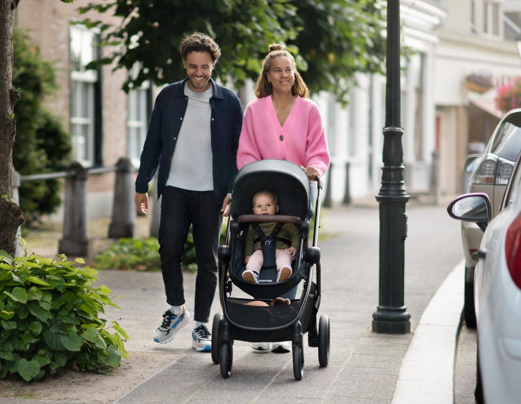 eltern schieben kleinkind im zelia3 kinderwagen mit sportsitz