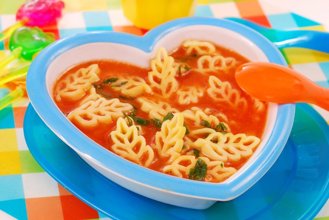 baby pasta rezept 8 monate nudeln tomaten suppe in babyteller herzform