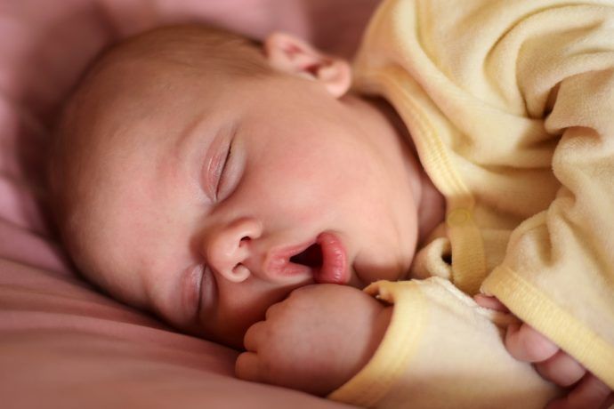 baby zuckt im schlaf großaufnahme gesicht offener mund