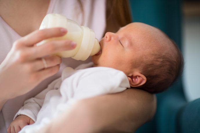 Pre Nahrung test 2024 ökotest, Baby wird mit Flasche gefüttert