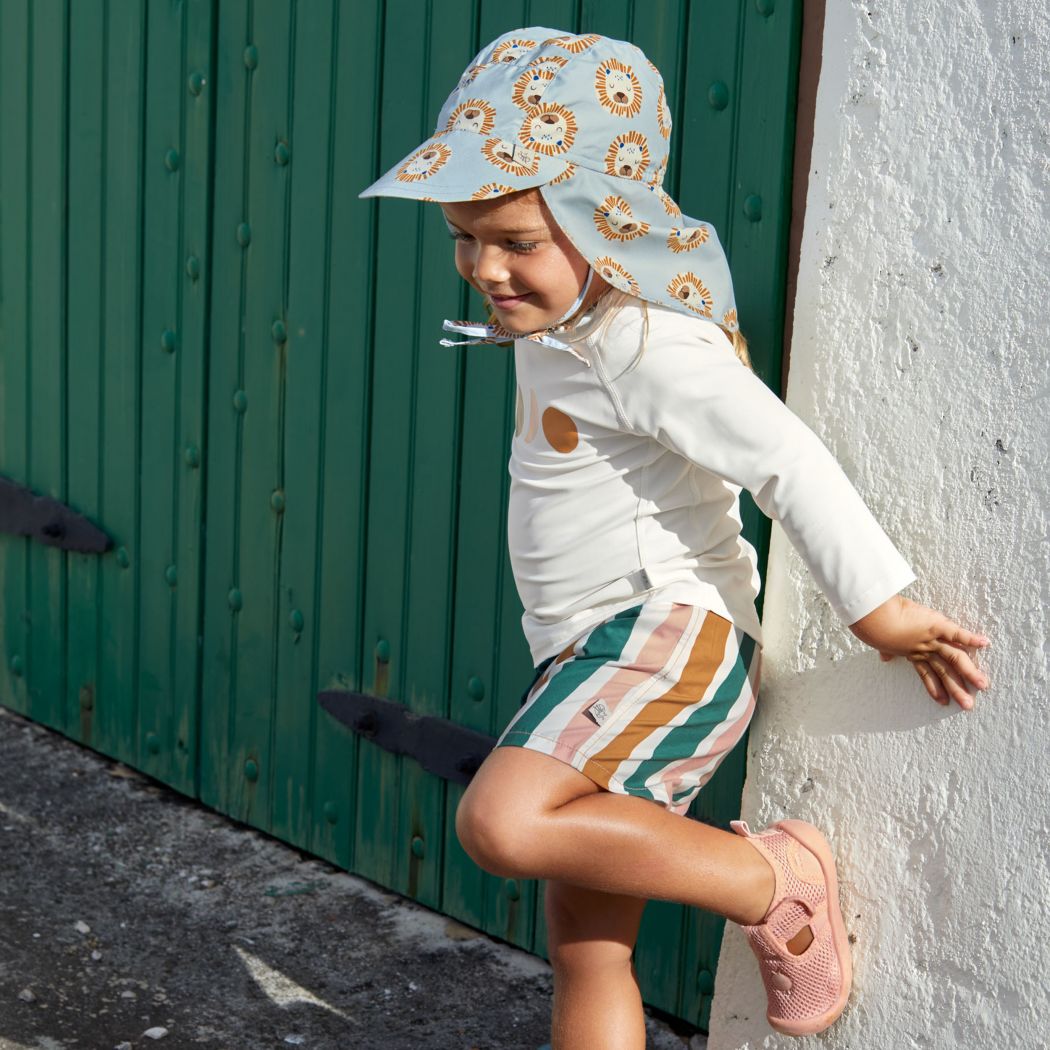 sonnenschutz baby fröhliches kind trägt bunten sonnenhut mit schirmmütze im sommer