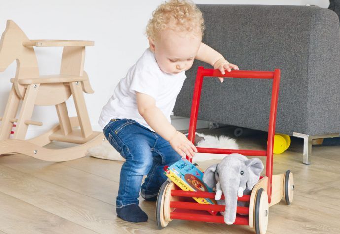 lauflernwagen ja oder nein, kind spielt mit lauflernwagen pinolino uli