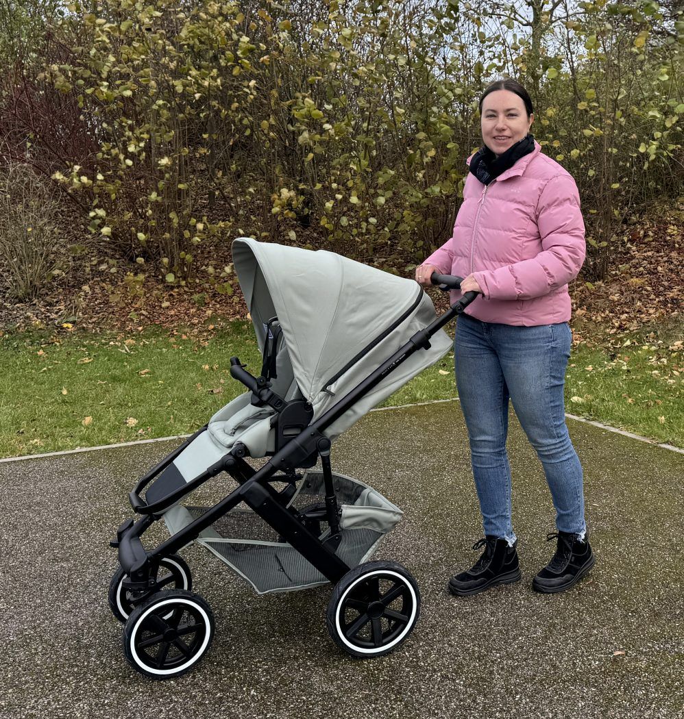 person schiebt kinderwagen salsa 5 air schiebetest