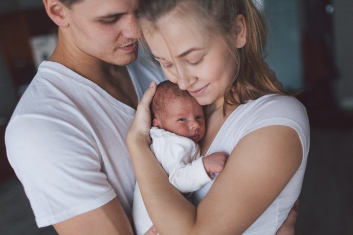 Vater und Mutter mit neugeborenem Baby, Wochebett Checkliste