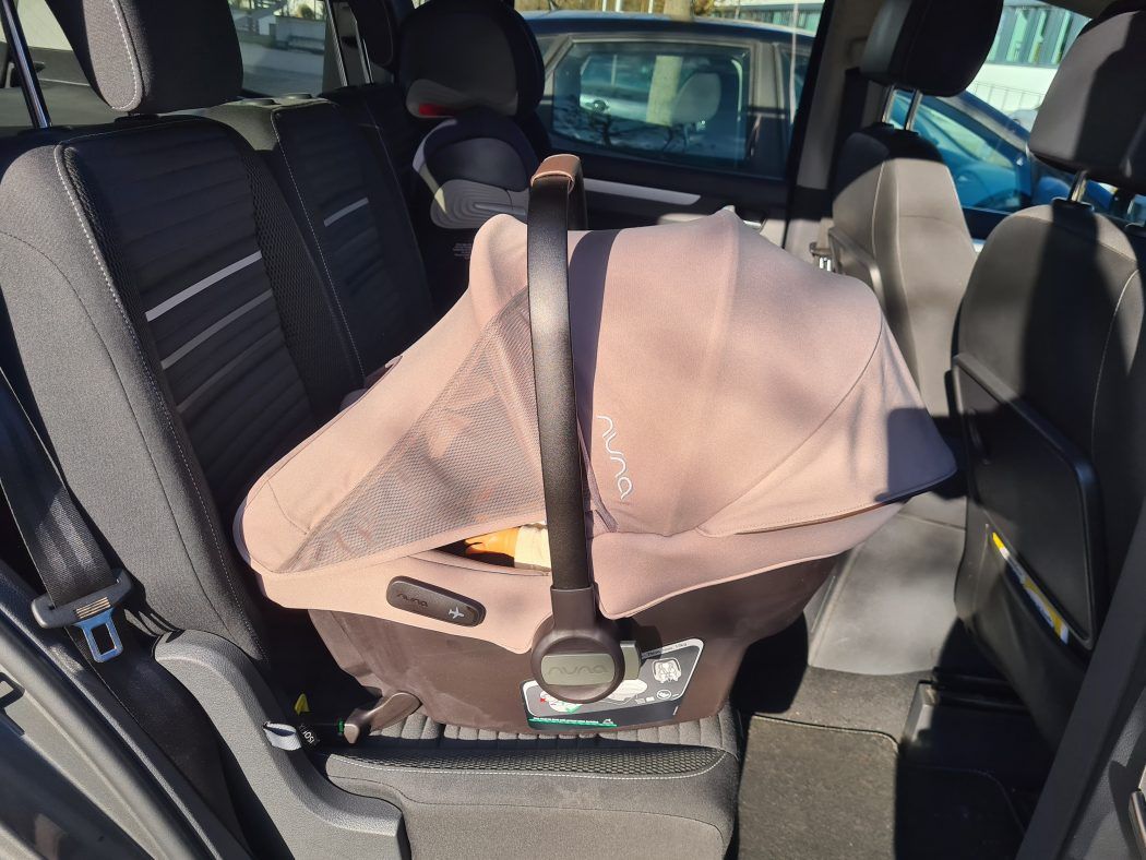 nuna pipa urbn test befestigt im auto dream drape ausgeklappt