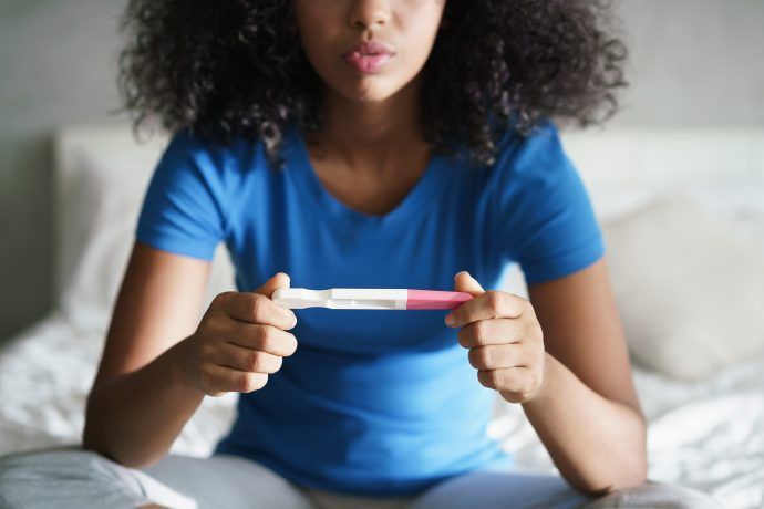 frau hält schwangerschaftstest falsch negativ, schwanger trotz negativem test,