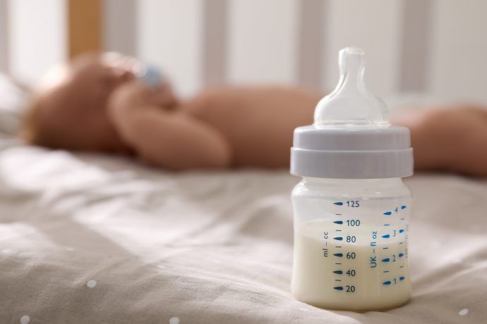 trinkmenge baby tabelle, babyflasche mit milch, pre-nahrung