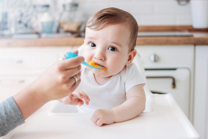 zungenstoßreflex baby schiebt brei beikost mit zunge raus