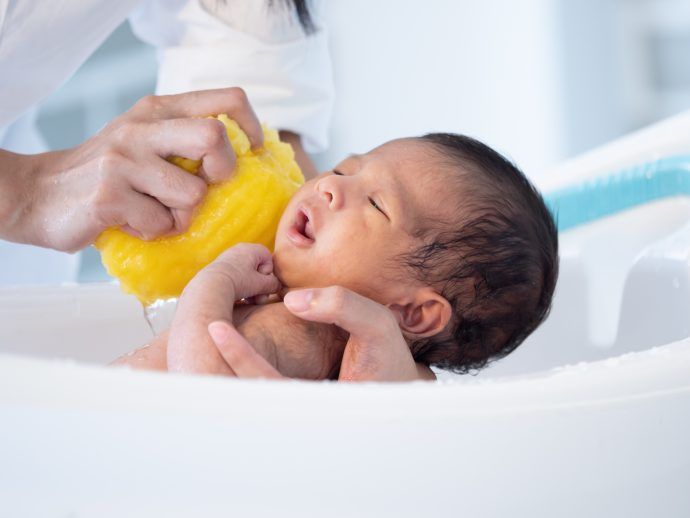 baby haare waschen, neugeborenes wird gebadet