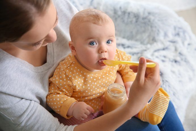 Baby wird mit Brei gefüttert, Verstopfung Baby Beikost