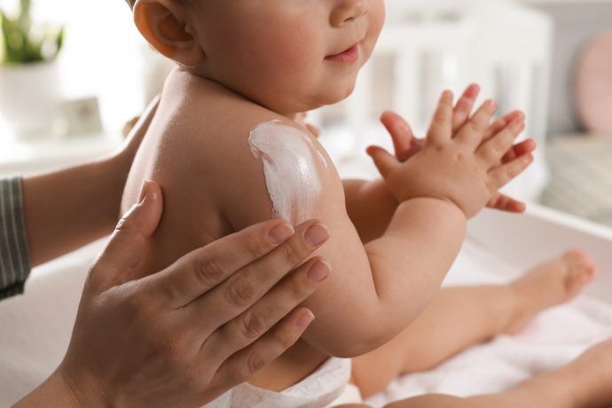 babycreme test ökotest mutter cremt sitzendes baby ein