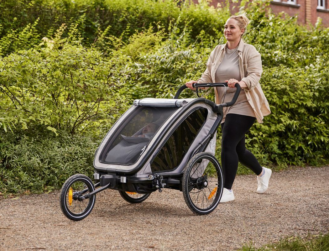 mutter mit baby im hauck bike n walk duo kinderwagen mit joggingrad sportausstattung