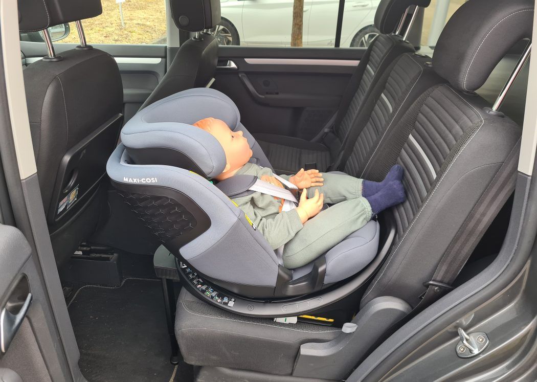 kleinkind im maxi cosi emerald 360 s kindersitz test auto