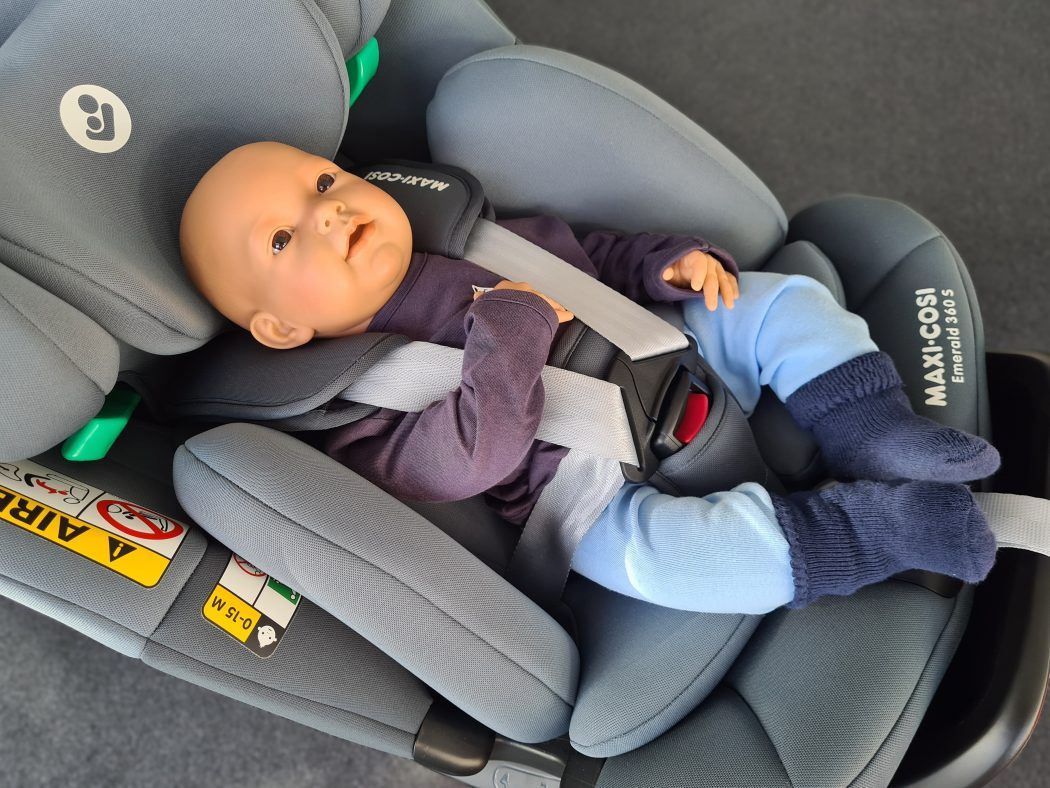neugeborenes maxi cosi emerald test seitenansicht