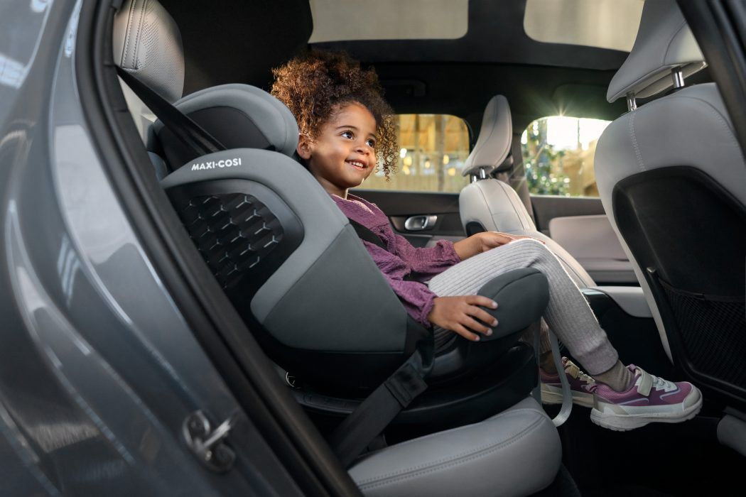 schulkind in maxi cosi emerald kinderautositz