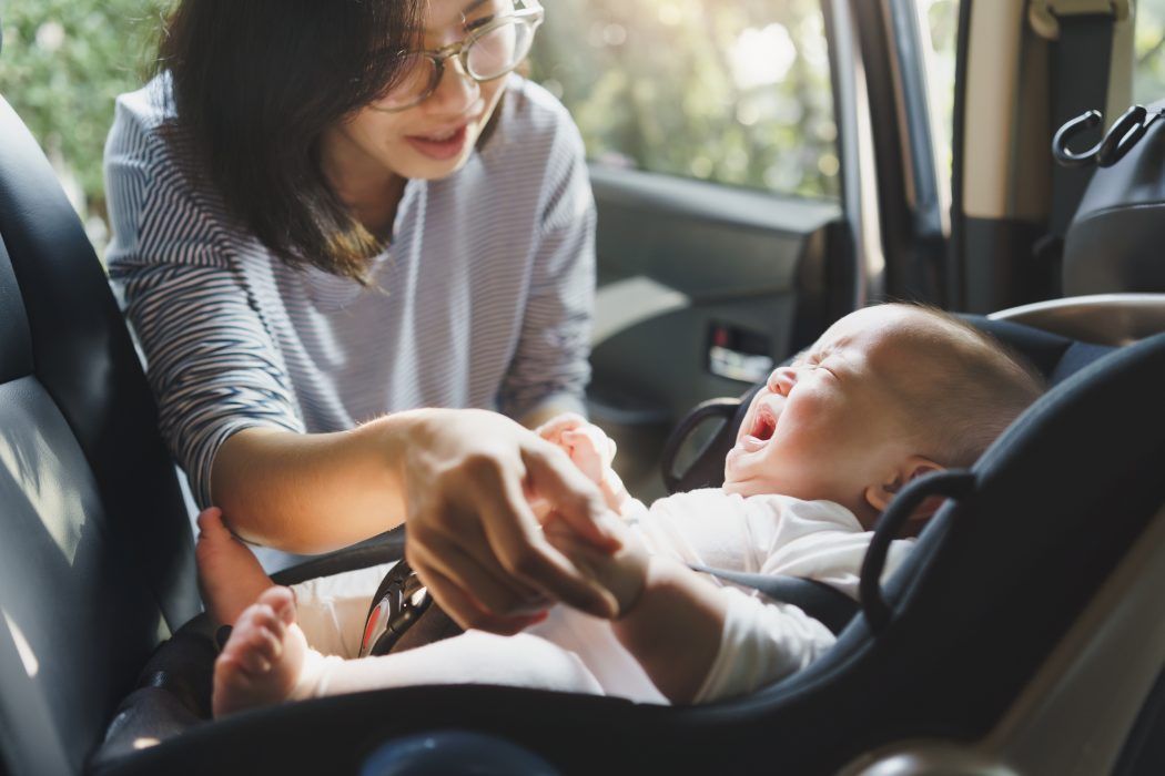 baby schreit im auto, baby hasst autofahren, kind weint im kindersitz