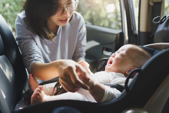 baby schreit im auto, baby hasst autofahren, kind weint im kindersitz