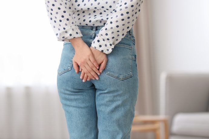 hämorrhoiden nach geburt gehen nicht weg junge mutter mit schmerzen hält hände an den po