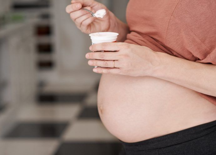 schwangere frau isst joghurt. joghurt in der schwangerschaft gesund