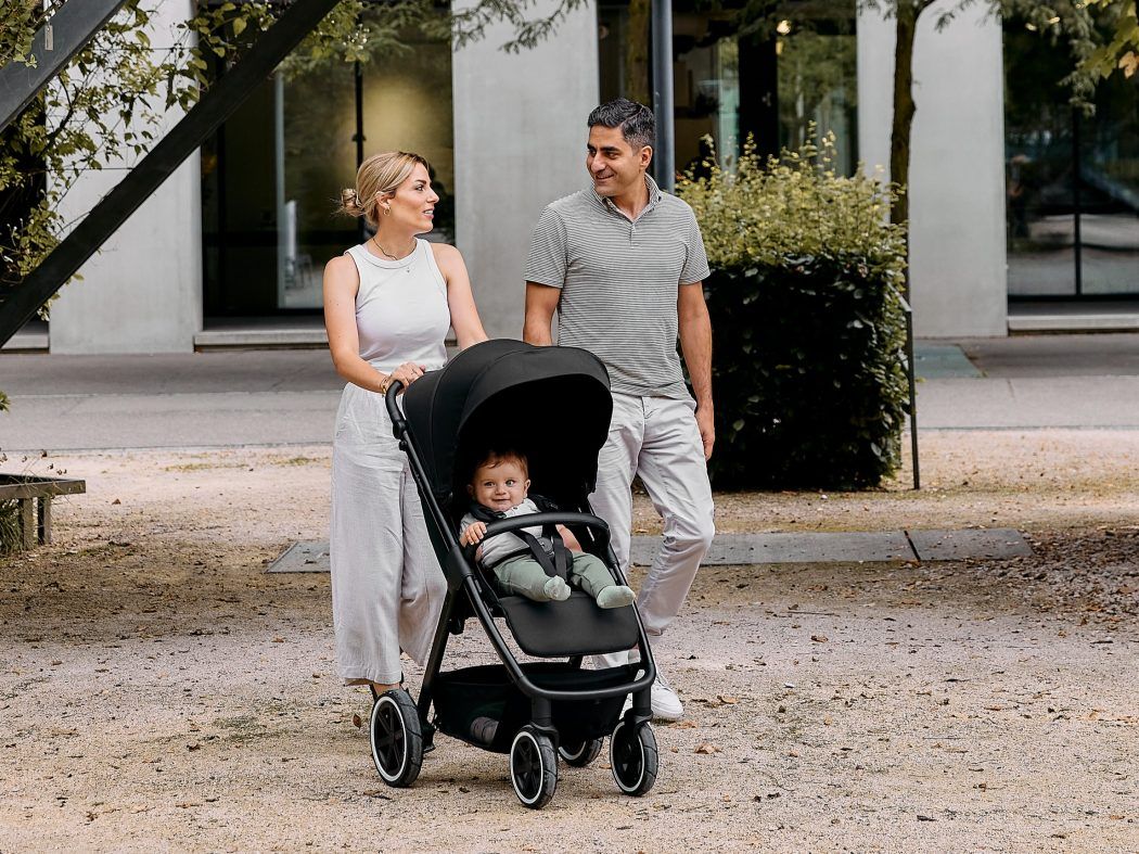 eltern spazieren mit baby im buggy abc avus 2 air schotterweg