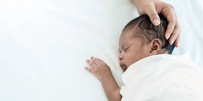 mutter streichelt baby am kopf, baby schwitzt am kopf
