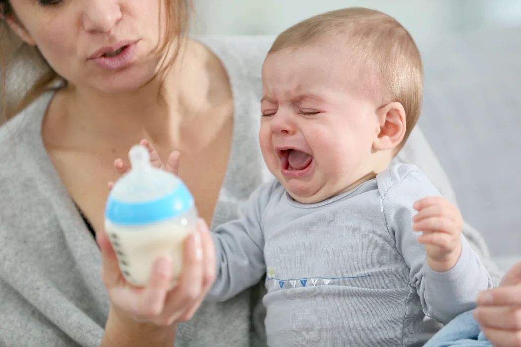 Baby verweigert flasche, baby weint und nimmt flasche nicht