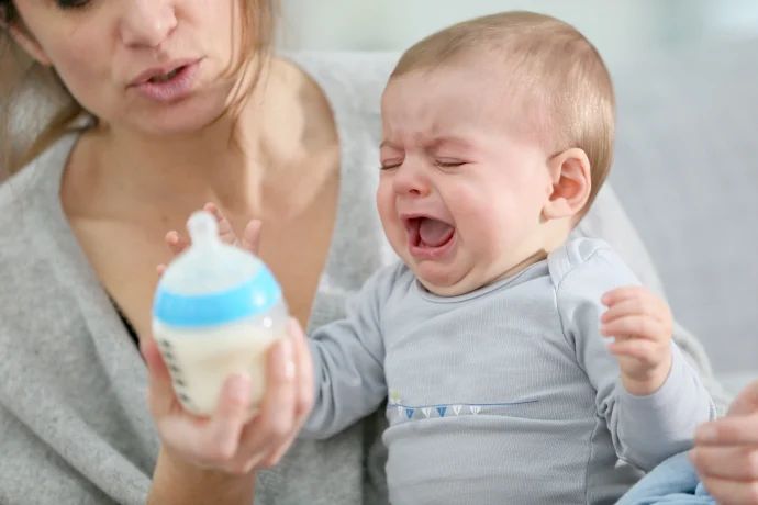 Baby verweigert flasche, baby weint und nimmt flasche nicht