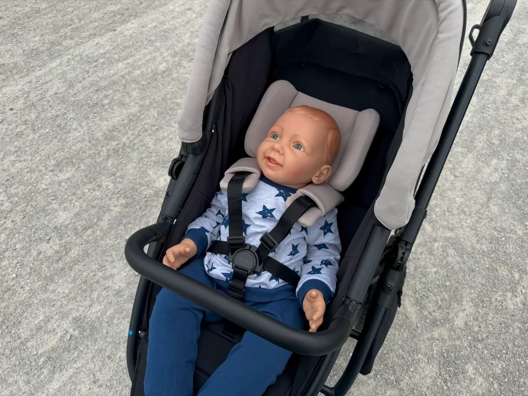 kleinkind puppe angeschnallt in kombieinheit tfk mono 4 test