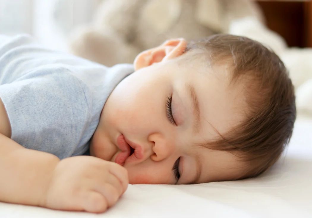 Baby schnarcht, Baby schläft mit offenem Mund