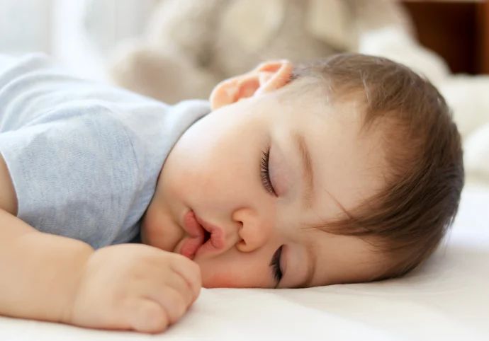 Baby schnarcht, Baby schläft mit offenem Mund