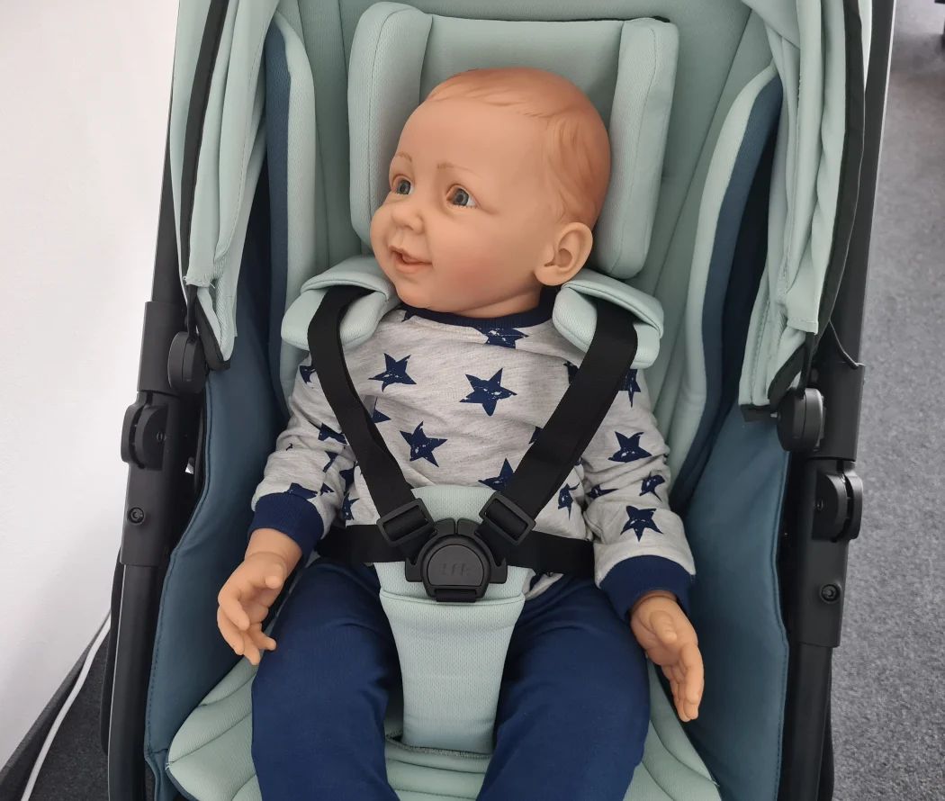 kleinkind puppe im tfk mono 4 xxl sportsitz schultergurte locker