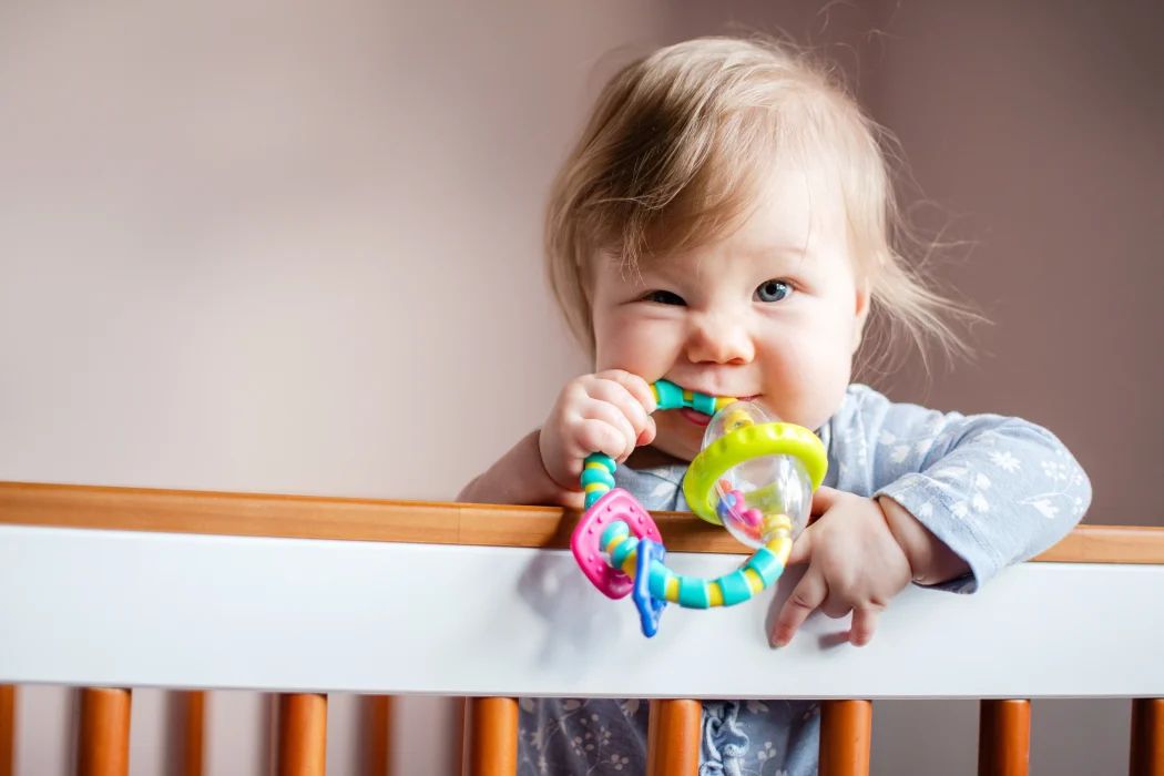 orale phase baby knabbert an babyspielzeug greifling