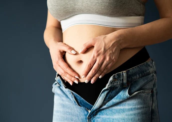 was gefährdet eine schwangerschaft in den ersten wochen, bauch einer schwangeren frau in der frühschwangerschaft
