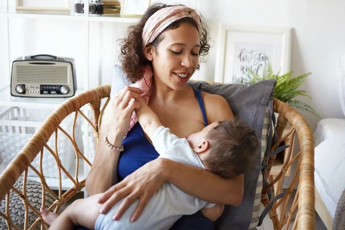 mutter stillt baby, wie lange stillen ist sinnvoll, empfehlungen stilldauer who experten