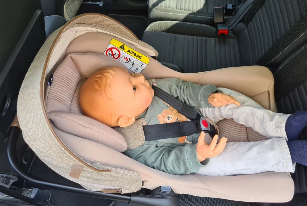 baby 1 jahr joie sprint babyschale im fahrzeug