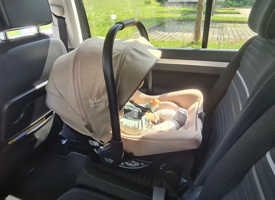 neugeborenes in joie sprint auto babyschale