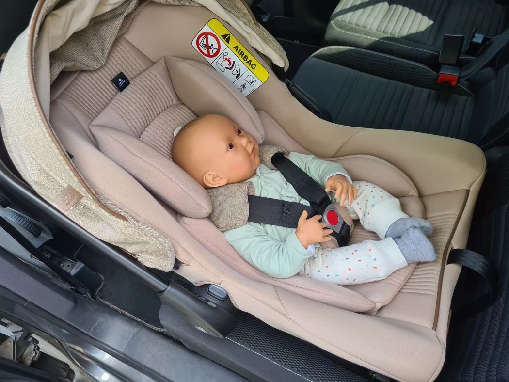 neugeborenes joie sprint test babyschale im fahrzeug