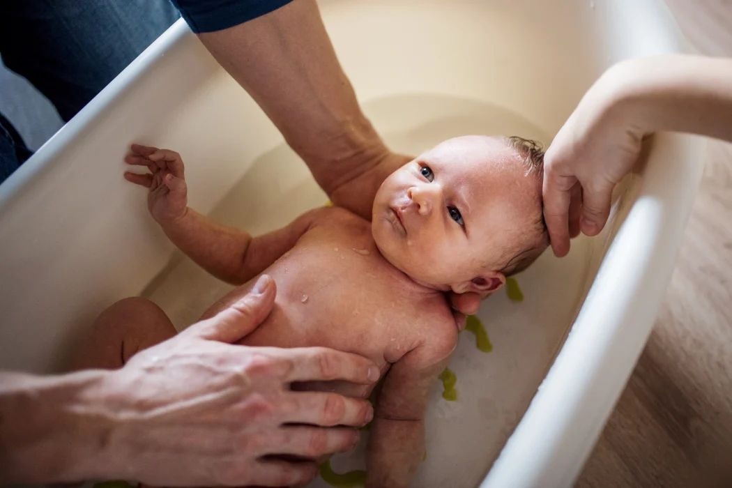 baby wird gebadet, wie oft baby baden