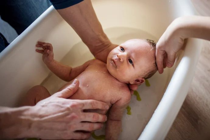 baby wird gebadet, wie oft baby baden