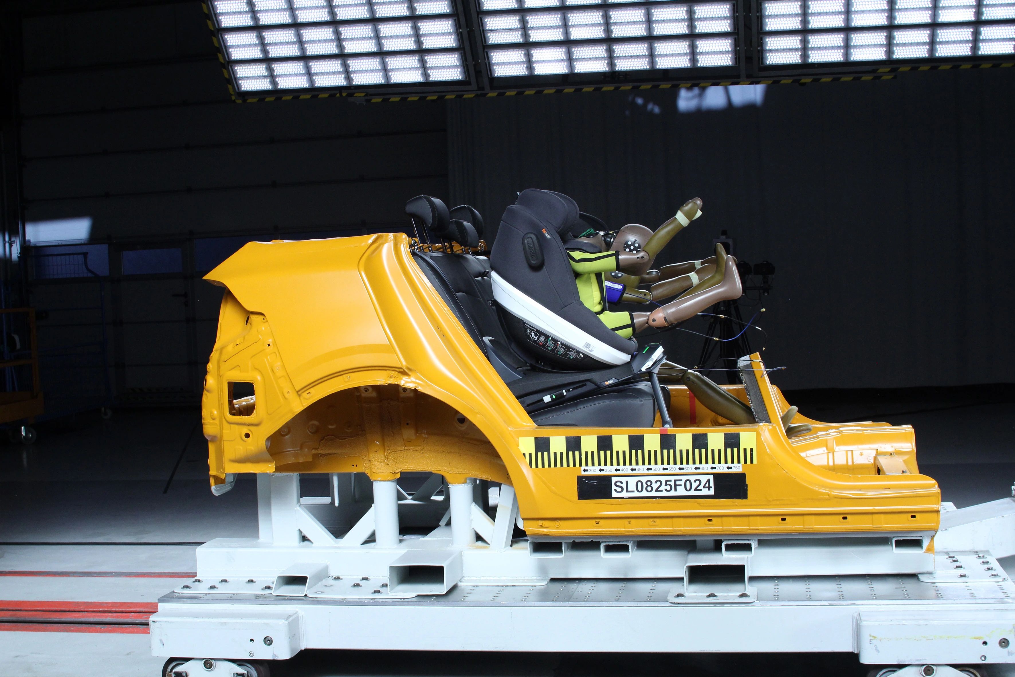 kindersitz im crashest dummy im autositz adac kindersitz test 2025 herbst stiftung warentest