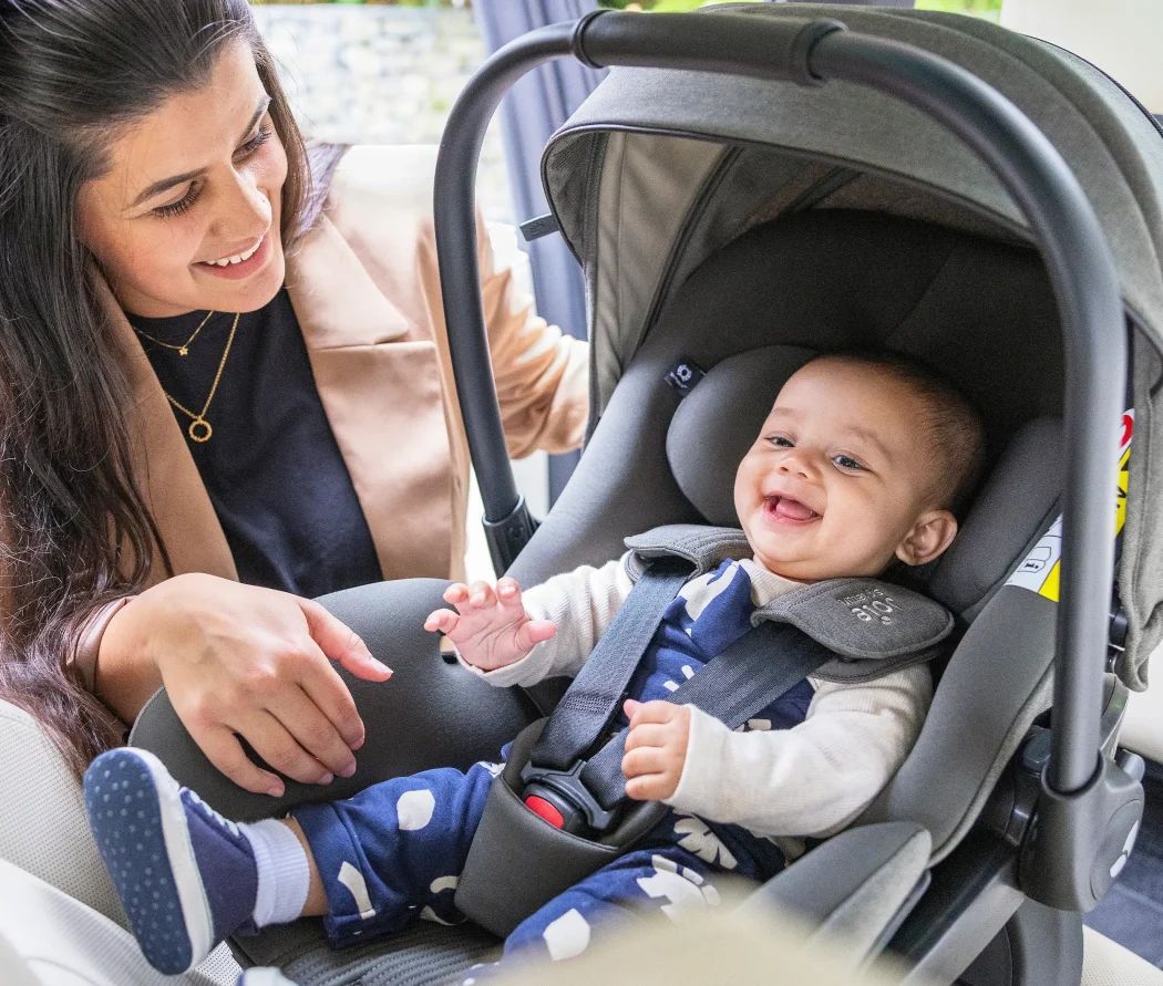 adac kindersitz test 2025 herbst joie signature i-level pro, mutter mit baby in testsieger babyschale