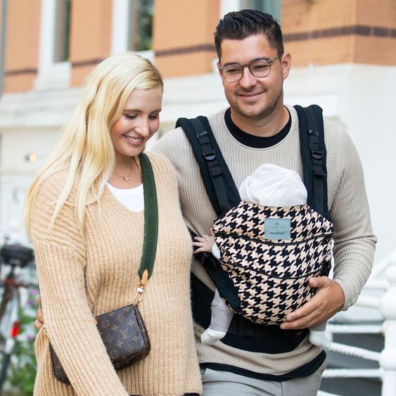 manduca Babytrage First für Neugeborene ab 3,5 kg - 20 kg mit 3 Tragepositionen aus 100% Bio-Baumwolle - Bellybutton - PepitaBlack